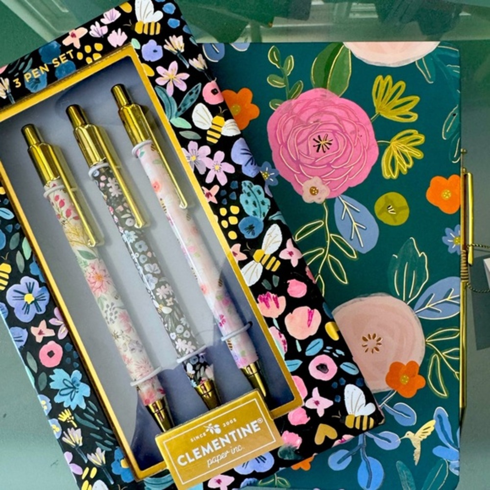 Clementine 3 Floral Pen & Papyrus floral Notebook Set
Makes a GREAT GIFT-zoom in